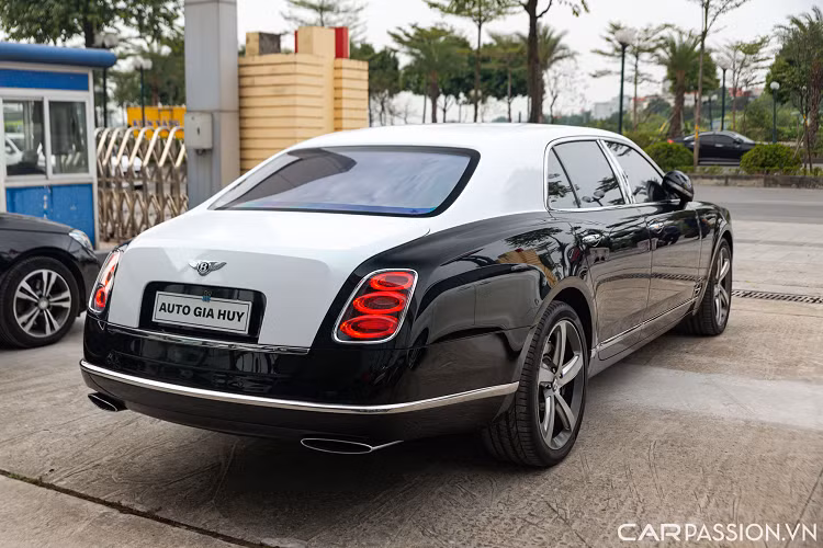 Nhờ hộp số tự động 8 cấp được trang bị và hệ dẫn động cầu sau, Bentley Mulsanne Speed tăng tốc từ 0-100 km/h trong vòng 4,9 giây trước khi đạt tốc độ tối đa 305 km/h.