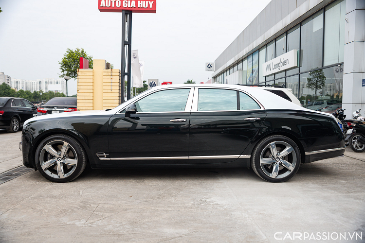 Ngoài ra, không thể thiếu sự xuất hiện của logo “The Flying B” đặc trưng, cùng cụm đèn chiếu sáng tròn kép đối xứng hai bên. Những chi tiết mạ chrome ở ngoại thất xuất hiện tại nhiều chi tiết như viền lưới tản nhiệt, nẹp kim loại thân xe, viền cửa sổ hay chụp ống xả đều tạo vẻ sang trọng hơn cho chiếc xe.