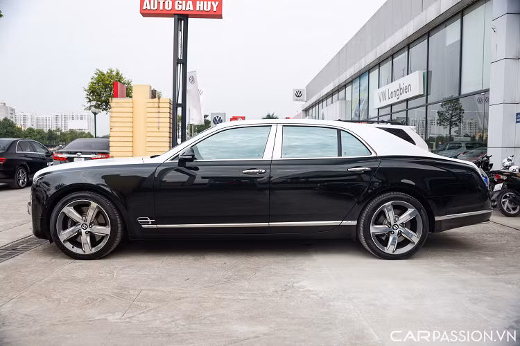 Ngoài ra, không thể thiếu sự xuất hiện của logo “The Flying B” đặc trưng, cùng cụm đèn chiếu sáng tròn kép đối xứng hai bên. Những chi tiết mạ chrome ở ngoại thất xuất hiện tại nhiều chi tiết như viền lưới tản nhiệt, nẹp kim loại thân xe, viền cửa sổ hay chụp ống xả đều tạo vẻ sang trọng hơn cho chiếc xe.