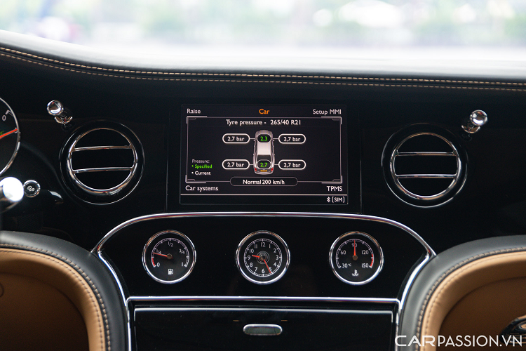 Tiến vào khoang nội thất, Bentley không khỏi khiến chúng ta choáng ngợp với sự xa xỉ mà họ mang lại. Để khẳng định đẳng cấp cho mẫu xe đầu bảng của mình, Bentley đã áp dụng những công nghệ chế tác đỉnh cao nhất cho Mulsanne.