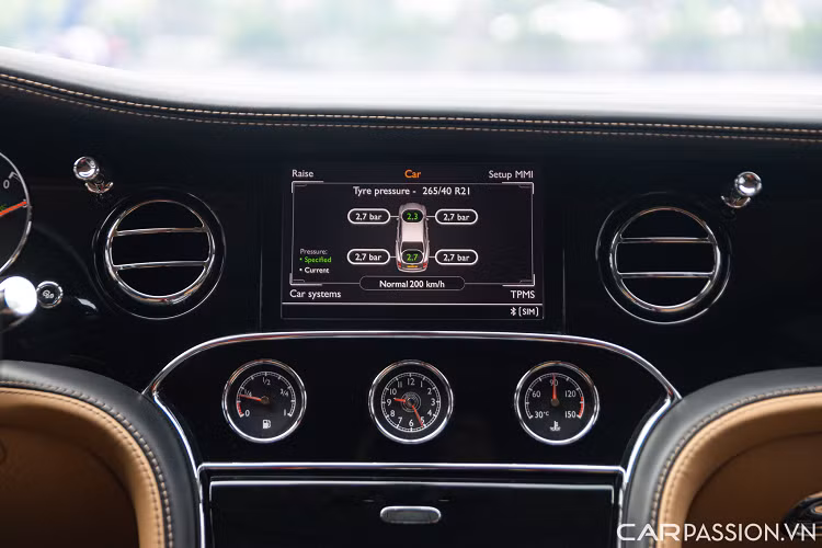 Tiến vào khoang nội thất, Bentley không khỏi khiến chúng ta choáng ngợp với sự xa xỉ mà họ mang lại. Để khẳng định đẳng cấp cho mẫu xe đầu bảng của mình, Bentley đã áp dụng những công nghệ chế tác đỉnh cao nhất cho Mulsanne.