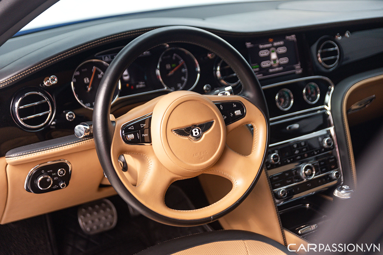 Đuôi xe sở hữu thiết kế mềm mại, quyến rũ hơn. Điểm nhấn ở cản sau chính là cụm đèn hậu với những hình oval xếp tầng đẹp mắt, chụp ống xả hình oval được mạ chrome.