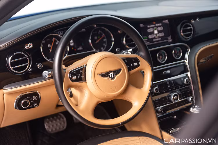 Đuôi xe sở hữu thiết kế mềm mại, quyến rũ hơn. Điểm nhấn ở cản sau chính là cụm đèn hậu với những hình oval xếp tầng đẹp mắt, chụp ống xả hình oval được mạ chrome.