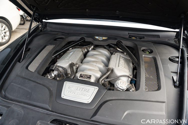 Ghế ngồi của xe được thiết kế để mang lại cảm giác thoải mái, thư giãn cho cả người lái lẫn hành khách, đặc biệt là hàng ghế “ông chủ” được Bentley cung cấp với khoảng không để chân rộng rãi và được trang bị rất nhiều những tiện ích như rèm điện, điều hòa riêng, remote điều khiển các chức năng giải trí trên xe, hệ thống âm thanh Naim thượng hạng, bàn làm việc cho từng ghế…