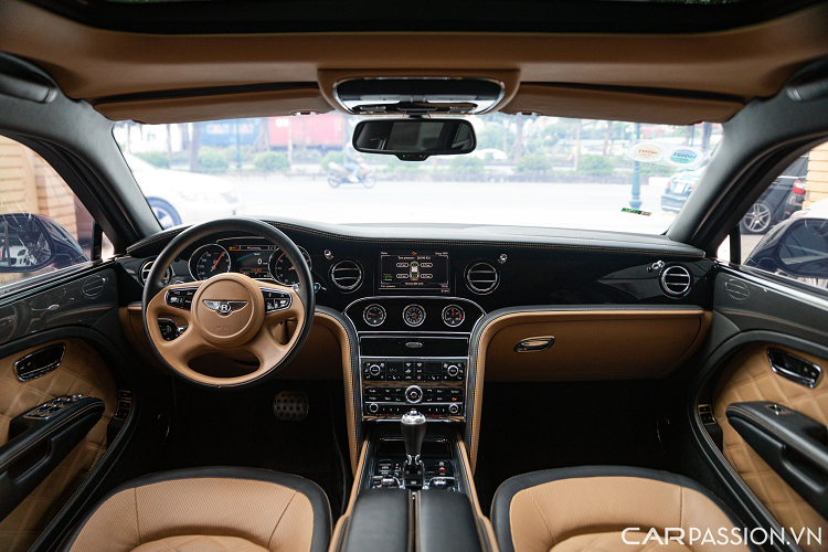 Ở phiên bản Speed, Bentley trang bị cho mẫu sedan siêu sang bộ mâm 5 chấu đơn có đường kính 21 inch cùng cùm phanh sơn đen. Một điểm nhận dạng khác của phiên bản Speed nằm ở khe thoát gió với chữ “Speed” đặt ở hốc bánh trước.