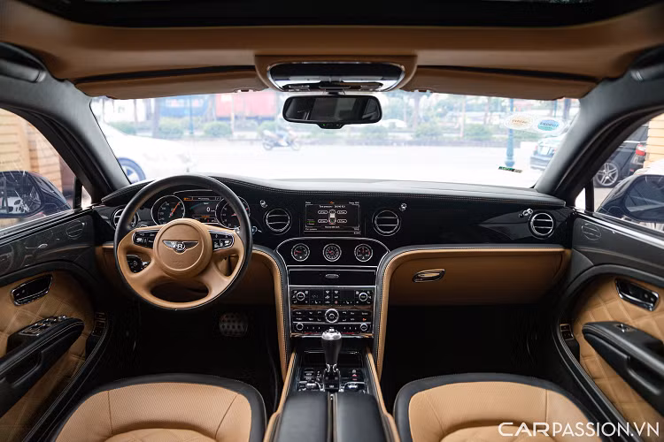 Ở phiên bản Speed, Bentley trang bị cho mẫu sedan siêu sang bộ mâm 5 chấu đơn có đường kính 21 inch cùng cùm phanh sơn đen. Một điểm nhận dạng khác của phiên bản Speed nằm ở khe thoát gió với chữ “Speed” đặt ở hốc bánh trước.