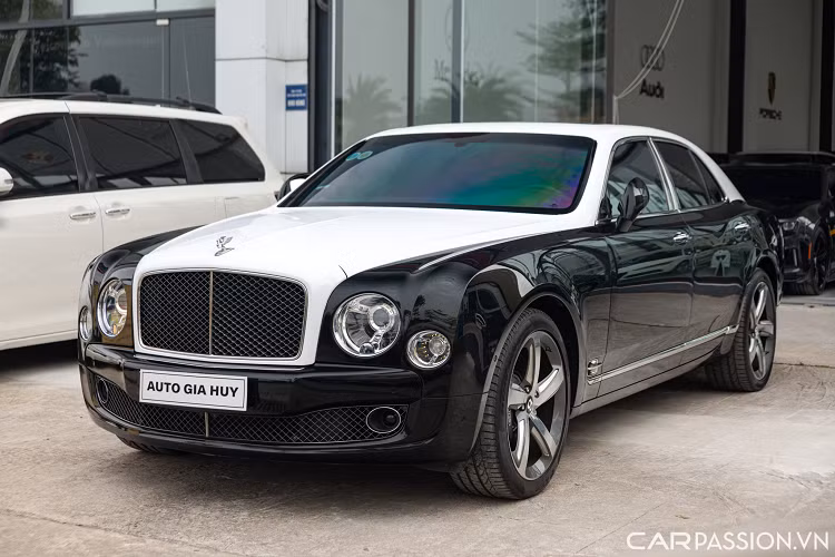 Tại Việt Nam, số lượng Mulsanne Speed không hề nhỏ với nhiều phối màu khác nhau. Một chiếc Bentley Mulsanne Speed đời 2015 mới đây đã được showroom xe sang ở Hà Nội chào bán lại với mức giá gần 14 tỷ đồng sau khi lăn bánh hơn 37.000 km.