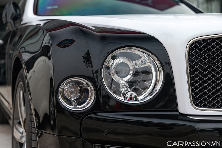 Bệ tỳ tay tích hợp các nút điều chỉnh vị trí và nhiệt độ cho hàng ghế sau, đồng thời có thể gập gọn lại để tạo thêm không gian.