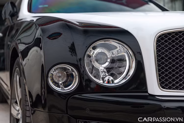 Bệ tỳ tay tích hợp các nút điều chỉnh vị trí và nhiệt độ cho hàng ghế sau, đồng thời có thể gập gọn lại để tạo thêm không gian.