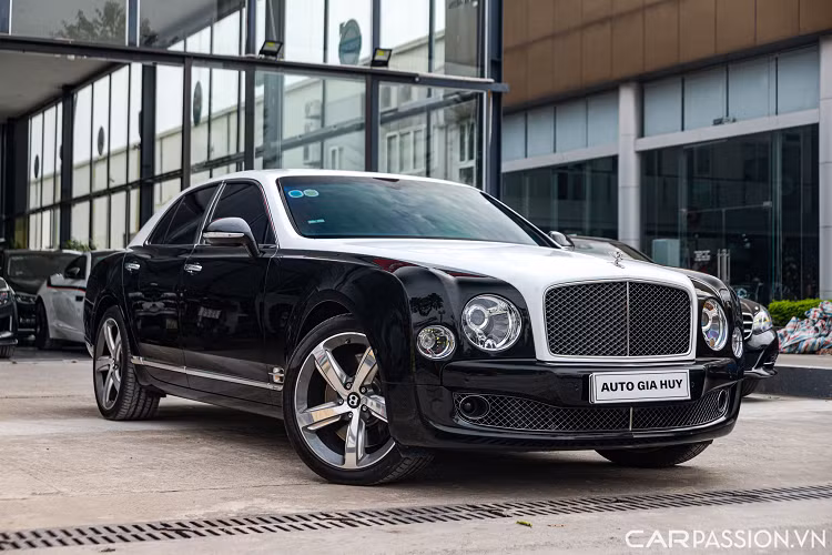 Mặc dù được ra đời để cạnh tranh với chiếc Rolls-Royce Phantom, Bentley Mulsanne siêu sang chỉ được xếp ngang hàng với chiếc Ghost do có kích thước tổng thể khiêm tốn hơn. Tuy vậy, Bentley Mulsanne vẫn chiếm được tình cảm từ khách hàng Việt với thiết kế trẻ trung và hiện đại, đi cùng với đó là khoang nội thất được chế tác thủ công vô cùng tinh xảo.
