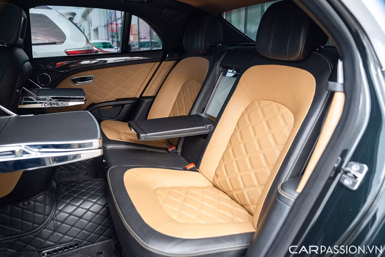Khoang lái của chiếc Bentley Mulsanne Speed này được phối theo dạng duo-tone với lớp da tối màu kết hợp cùng phần da màu be sang trọng. Một số chi tiết như : tappi cửa, bảng táp-lô, bệ tì tay,… đều được ốp gỗ tự nhiên.