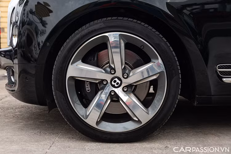 Mẫu xe sedan siêu sang Bentley Mulsanne Speed sở hữu kích thước tổng thể đồ sộ, cụ thể, chiều dài x rộng x cao của xe lần lượt là 5.575 x 2.208 x 1.521 (mm), trục cơ sở dài 3.266 m và có khối lượng hơn 3,2 tấn.