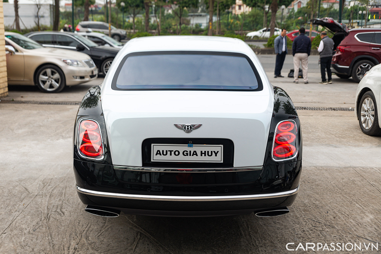 Điểm khác biệt giữa Mulsanne và Phantom nằm ở những đường nét thiết kế trên mẫu xe siêu sang đầu bảng nhà Bentley có xu hướng mềm mại và tinh tế hơn, phù hợp với nhiều đối tượng khách hàng khác nhau.