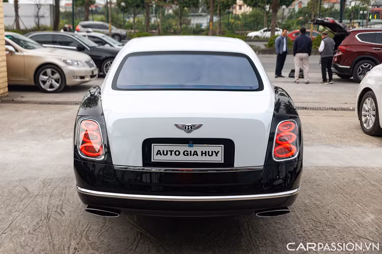 Điểm khác biệt giữa Mulsanne và Phantom nằm ở những đường nét thiết kế trên mẫu xe siêu sang đầu bảng nhà Bentley có xu hướng mềm mại và tinh tế hơn, phù hợp với nhiều đối tượng khách hàng khác nhau.