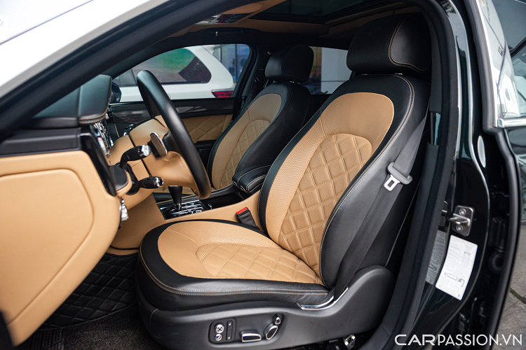 Hãng xe Anh Quốc quyết tâm nâng tầm sự sang trọng với các chi tiết như vô-lăng được bọc da và khâu tay một cách tỉ mỉ, gỗ ốp bên trong cũng được chọn lọc kỹ lưỡng nhằm đảm bảo sẽ cung cấp cho khách hàng sản phẩm tốt nhất, da bọc nội thất phải đi qua một quá trình thuộc da khắt khe để tạo ra mùi hương đặc trưng của Bentley.