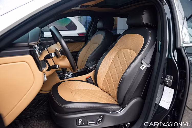 Hãng xe Anh Quốc quyết tâm nâng tầm sự sang trọng với các chi tiết như vô-lăng được bọc da và khâu tay một cách tỉ mỉ, gỗ ốp bên trong cũng được chọn lọc kỹ lưỡng nhằm đảm bảo sẽ cung cấp cho khách hàng sản phẩm tốt nhất, da bọc nội thất phải đi qua một quá trình thuộc da khắt khe để tạo ra mùi hương đặc trưng của Bentley.