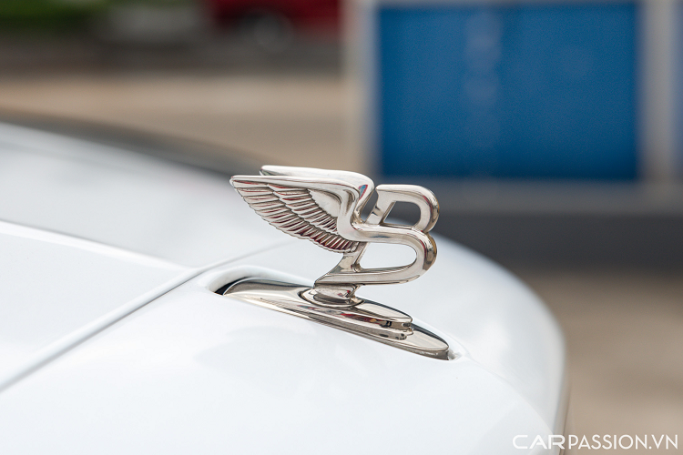 Một số điểm nổi bật khác trên chiếc Bentley Mulsanne Speed này còn là bệ bước chân khắc tên xe, một tấm biển kim loại khắc chữ “Speed” cũng được đặt ở bệ cửa, vô-lăng xe có thiết kế tinh tế, tích hợp lẫy chuyển số, cụm đồng hồ analog và hàng loạt chi tiết được mạ chrome sáng bóng.