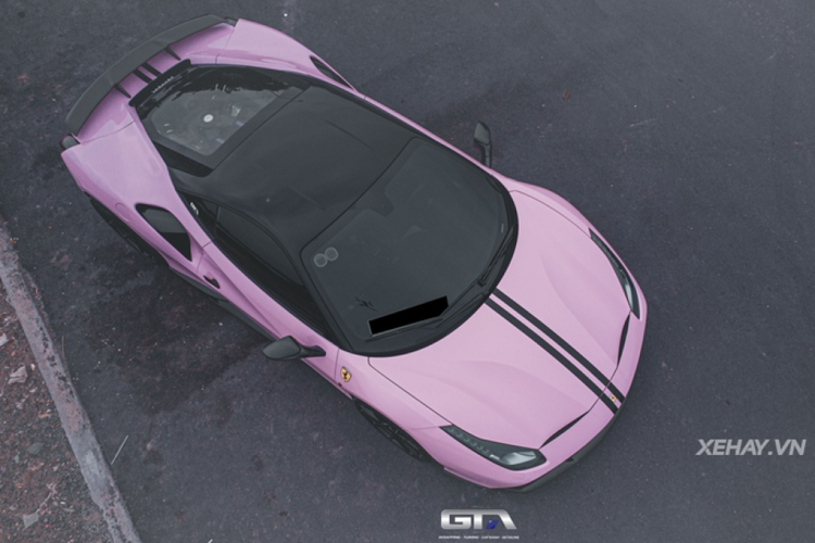 Được biết, chiếc Ferrari 488 GTB màu hường trong bài thuộc sở hữu của anh Khánh Ngô, chủ nhân của một cửa hàng chuyên kinh doanh đồng hồ cao cấp tại Sài Gòn. "Siêu ngựa" đã được anh Khánh Ngô đem đến GTA Wrapping để "lột xác" diện mạo.