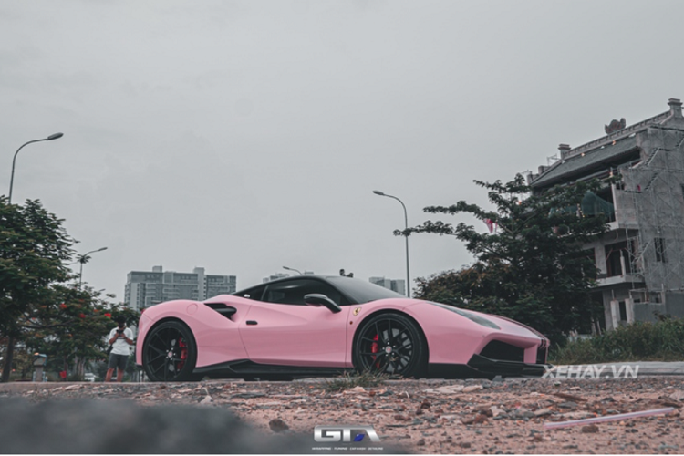 Cụ thể, toàn bộ thân xe đã được dán decal màu hồng nhạt, đi kèm điểm nhấn là hai sọc đen chạy dọc từ nắp capo kéo dài đến đuôi xe. Xe cũng được nâng cấp thêm bộ mâm HRE kết hợp kẹp phanh màu đỏ và cánh gió sợi carbon ở phía sau.