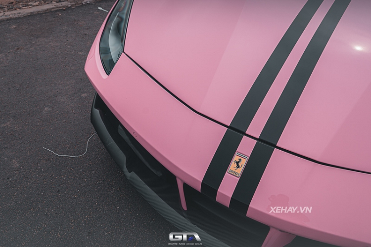 Ngay từ khi ra mắt thế giới vào năm 2015, Ferrari 488 GTB đã được đánh giá là một "người kế nhiệm" đầy lỗi lạc của mẫu xe đi trước 458 Italia, với 85% bộ phận trên 488 được thay mới so với 458. Đặc biệt, hệ thống phanh và lốp xe trên 488 GTB đều được "thửa lại" từ LaFerrari.