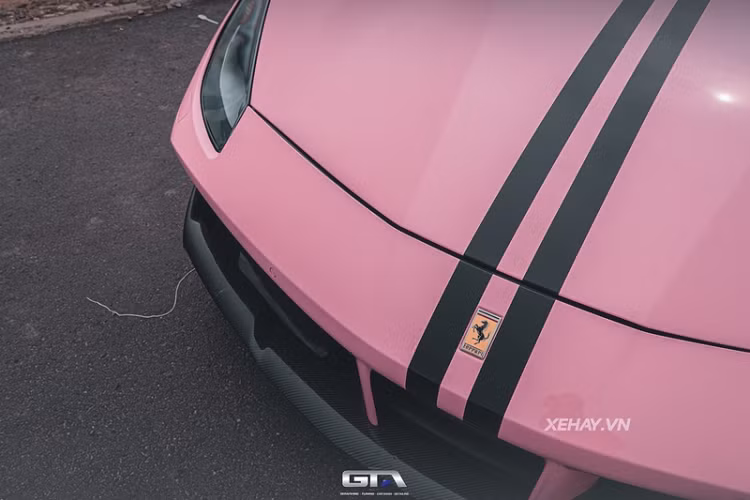 Ngay từ khi ra mắt thế giới vào năm 2015, Ferrari 488 GTB đã được đánh giá là một "người kế nhiệm" đầy lỗi lạc của mẫu xe đi trước 458 Italia, với 85% bộ phận trên 488 được thay mới so với 458. Đặc biệt, hệ thống phanh và lốp xe trên 488 GTB đều được "thửa lại" từ LaFerrari.