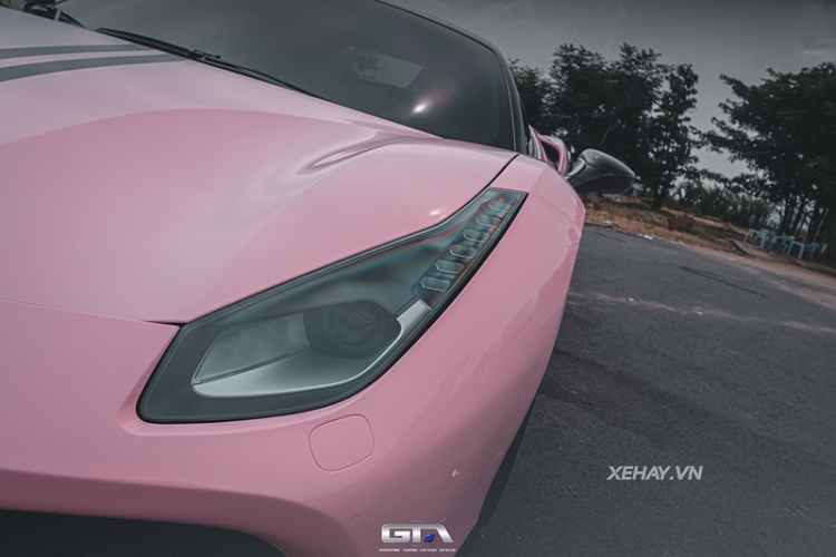 Cung cấp sức mạnh cho "ngựa chồm" là cỗ máy tăng áp kép V8 3.9L cho công suất 661 mã lực và mô-men xoắn cực đại 760 Nm, kết hợp hộp số ly hợp kép 7 cấp, giúp 488 GTB có thể tăng tốc từ 0 - 100 km/h chỉ trong 3 giây trước khi cán vận tốc tối đa 330 km/h.