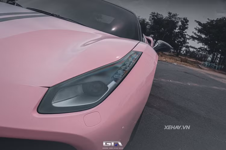 Cung cấp sức mạnh cho "ngựa chồm" là cỗ máy tăng áp kép V8 3.9L cho công suất 661 mã lực và mô-men xoắn cực đại 760 Nm, kết hợp hộp số ly hợp kép 7 cấp, giúp 488 GTB có thể tăng tốc từ 0 - 100 km/h chỉ trong 3 giây trước khi cán vận tốc tối đa 330 km/h.