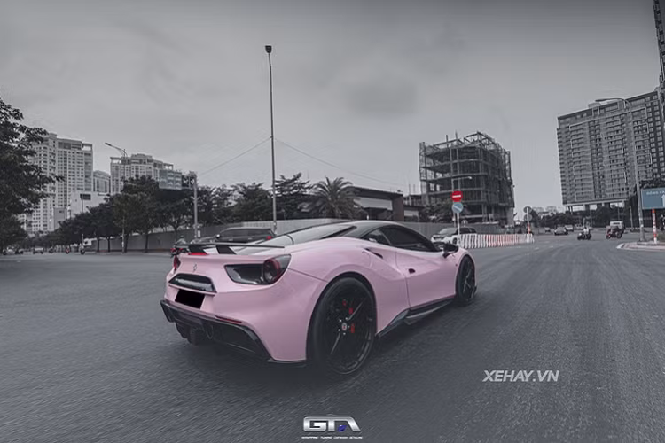 Tại Việt Nam, Ferrari 488 GTB và Spider từng là siêu xe được giới nhà giàu "chuộng" nhất cách đây vài năm, khi đó, giá của một chiếc 488 GTB tiêu chuẩn được ước tính rơi vào khoảng hơn 15 tỷ đồng.