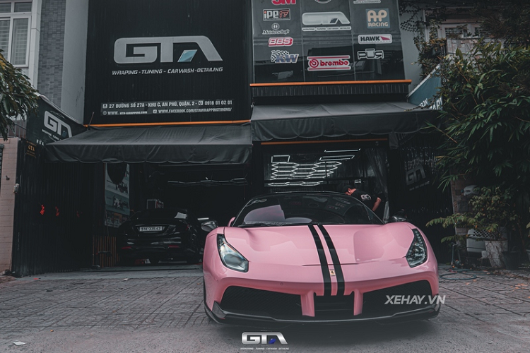 Với "bộ cánh" mới, siêu xe Ferari 488 GTB càng thêm hút mắt người đối diện, dù vốn dĩ xe đã rất nổi bật nhờ kiểu dáng thể thao và quyến rũ.