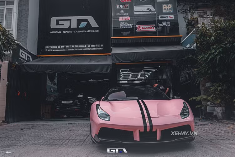 Với "bộ cánh" mới, siêu xe Ferari 488 GTB càng thêm hút mắt người đối diện, dù vốn dĩ xe đã rất nổi bật nhờ kiểu dáng thể thao và quyến rũ.