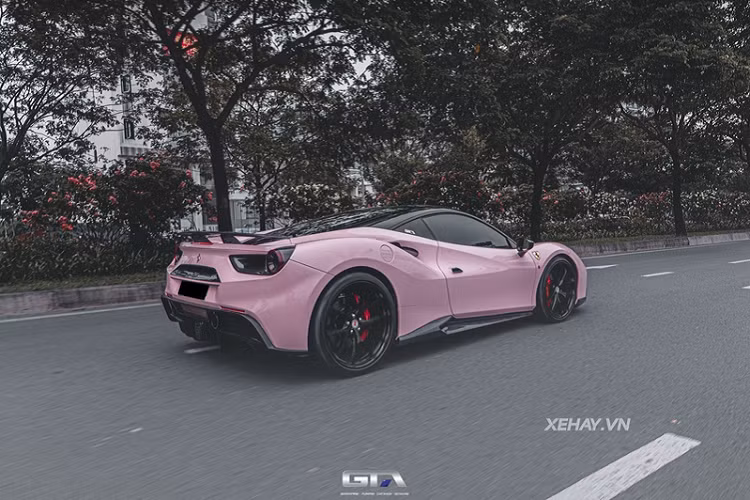 Phần đầu xe gây ấn tượng với cản trước kiểu 3 khoang được thiết kế theo hình hộp vuông vức tương tự siêu phẩm triệu đô Ferrari LaFerrari, cùng cụm đèn pha LED với dải LED kéo dài đầy sắc sảo.