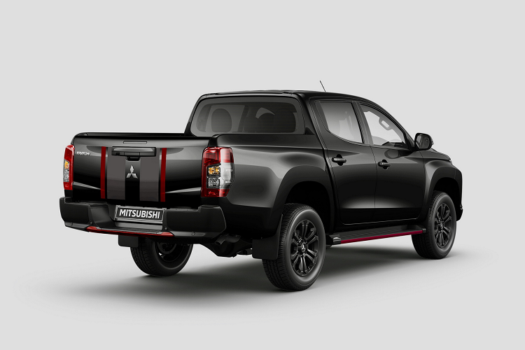 Về cơ bản, mẫu xe bán tải Mitsubishi Triton Sport Edition 2023 chính là một chiếc Triton Dual Cab (cabin kép) với cấu hình GLS Deluxe - khá cao cấp tại thị trường Australia - nhưng sở hữu ngoại hình mới mẻ. Lưới tản nhiệt, chụp gương, bộ mâm hợp kim và cản sau đều tối màu, tương phản với tấm chắn mạ chrome sáng loáng.
