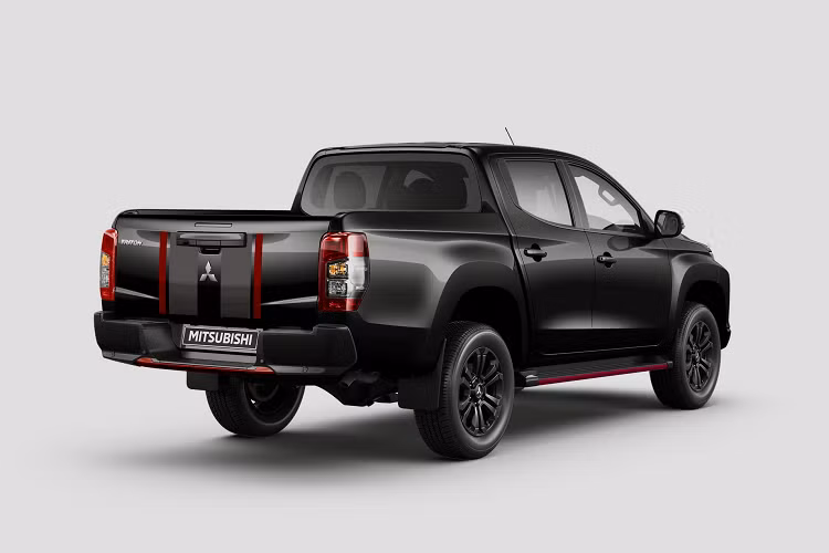 Về cơ bản, mẫu xe bán tải Mitsubishi Triton Sport Edition 2023 chính là một chiếc Triton Dual Cab (cabin kép) với cấu hình GLS Deluxe - khá cao cấp tại thị trường Australia - nhưng sở hữu ngoại hình mới mẻ. Lưới tản nhiệt, chụp gương, bộ mâm hợp kim và cản sau đều tối màu, tương phản với tấm chắn mạ chrome sáng loáng.