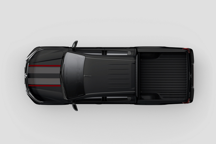 Bên trong khoang cabin, ghế được bọc da đen với đường chỉ khâu màu đỏ. Giống như bản GLS Deluxe nguyên gốc, Triton Sport Edition 2023 có nhiều tiện nghi cao cấp như ghế trước có sưởi, điều chỉnh điện cho ghế lái, camera toàn cảnh, màn hình cảm ứng thông tin giải trí 7 inch và đệm da trên cửa.