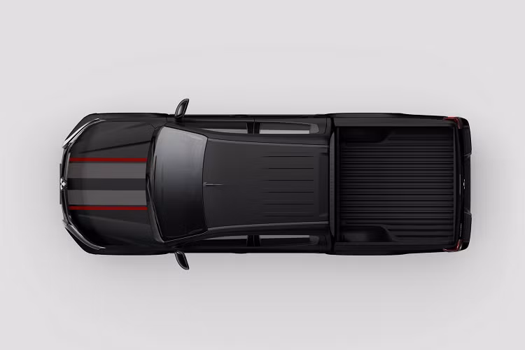 Bên trong khoang cabin, ghế được bọc da đen với đường chỉ khâu màu đỏ. Giống như bản GLS Deluxe nguyên gốc, Triton Sport Edition 2023 có nhiều tiện nghi cao cấp như ghế trước có sưởi, điều chỉnh điện cho ghế lái, camera toàn cảnh, màn hình cảm ứng thông tin giải trí 7 inch và đệm da trên cửa.