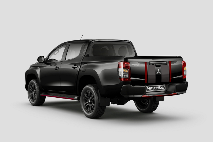 Song song đó là các chi tiết mang màu đỏ nằm ở tấm bảo vệ gầm phía trước, bệ bước ở 2 bên hông và phần cản sau. Điểm nhấn đáng chú ý khác thuộc về bộ tem decal trang trí với các sọc màu đỏ và xám đã được thêm vào trên nắp ca-pô và cửa sau, mang đến âm hưởng của phong cách Ralliart nổi tiếng trên các mẫu xe đua Mitsubishi.