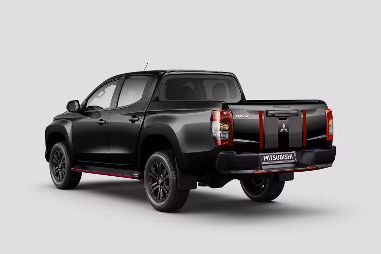 Song song đó là các chi tiết mang màu đỏ nằm ở tấm bảo vệ gầm phía trước, bệ bước ở 2 bên hông và phần cản sau. Điểm nhấn đáng chú ý khác thuộc về bộ tem decal trang trí với các sọc màu đỏ và xám đã được thêm vào trên nắp ca-pô và cửa sau, mang đến âm hưởng của phong cách Ralliart nổi tiếng trên các mẫu xe đua Mitsubishi.