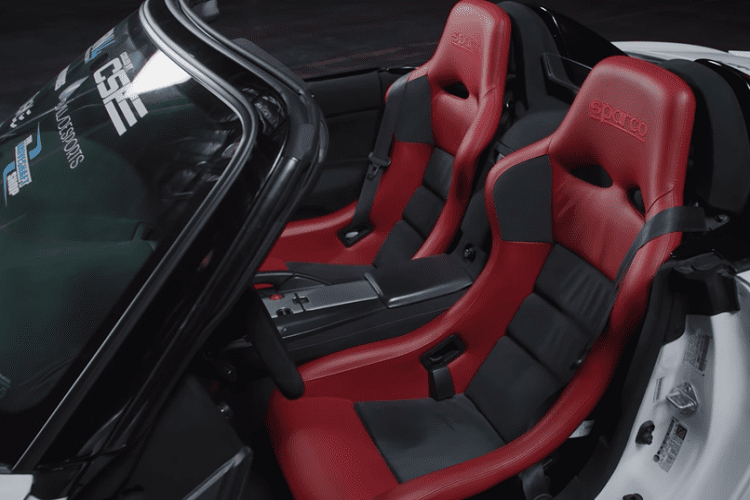 Để giữ cho tỷ lệ phân phối trọng lượng 50/50 hoàn hảo của S2000 gần như không đổi, hai bộ pin đã được gắn ở phía trước. Những bộ pin này truyền năng lượng đến một mô tơ điện được lấy từ một chiếc Tesla, kết hợp hệ dẫn động bánh sau và sản sinh 500 mã lực mạnh mẽ.