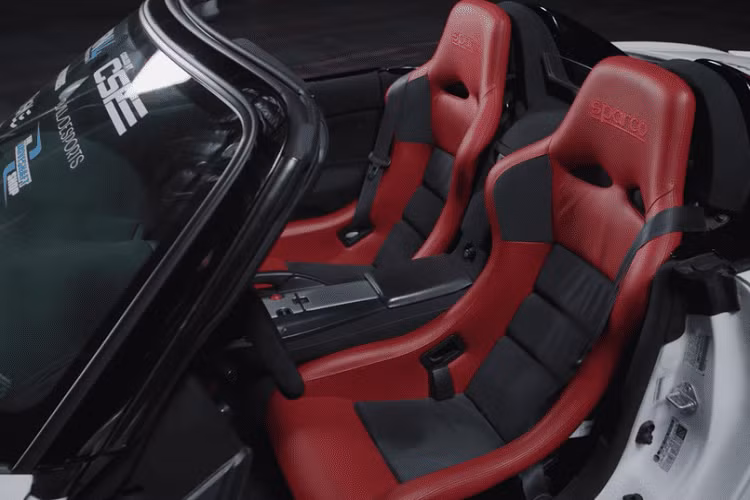 Để giữ cho tỷ lệ phân phối trọng lượng 50/50 hoàn hảo của S2000 gần như không đổi, hai bộ pin đã được gắn ở phía trước. Những bộ pin này truyền năng lượng đến một mô tơ điện được lấy từ một chiếc Tesla, kết hợp hệ dẫn động bánh sau và sản sinh 500 mã lực mạnh mẽ.