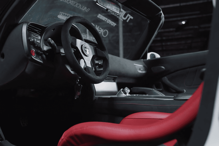 Trong khi mẫu S2000 ban đầu đã rời nhà máy với động cơ 4 xi-lanh vòng tua cao, chiếc xe này giờ đây có trang bị hai bộ pin từ Chevrolet Volt Hybrid, tạo ra tổng cộng 38 kWh và mang lại phạm vi hoạt động 160 - 193 km khi chạy ở tốc độ vừa phải.