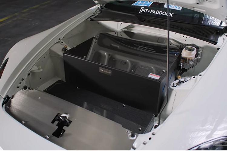 Ngoại thất xe giờ đây có một diện mạo và cảm giác đặc trưng xe điện, và tấm cản va trước, vẫn giữ bộ chẻ gió CR ban đầu, cũng có lưới tản nhiệt kiểu xe điện và các cửa hút gió bên. Các la-zăng đã được độ riêng cho tối ưu khí động học, và có một vết cắt hở cho bộ phanh Stoptech.