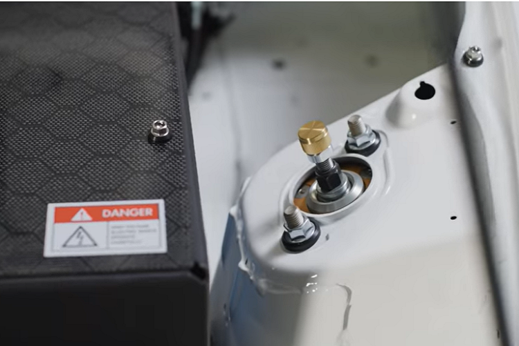 Bộ điều khiển hệ thống làm nóng và làm mát pin cũng nằm trong cốp xe, và toàn bộ khung phụ phía sau đã được cắt và sửa đổi để chứa mô tơ Tesla và hộp số 1 cấp tích hợp. Hơn nữa , xe còn trang bị một bộ hạn chế trượt vi sai Quaife.