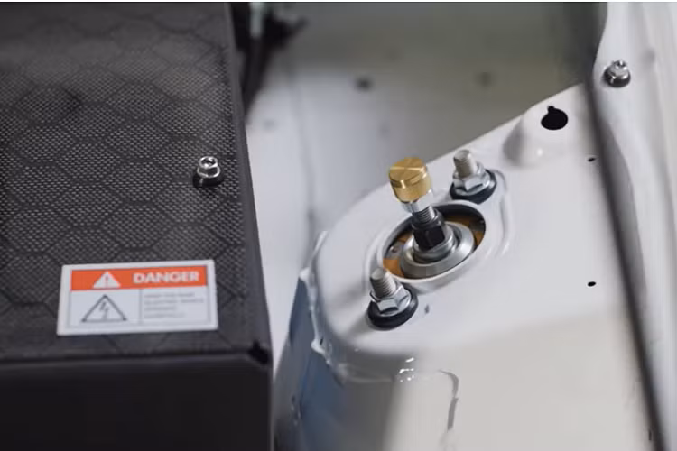 Bộ điều khiển hệ thống làm nóng và làm mát pin cũng nằm trong cốp xe, và toàn bộ khung phụ phía sau đã được cắt và sửa đổi để chứa mô tơ Tesla và hộp số 1 cấp tích hợp. Hơn nữa , xe còn trang bị một bộ hạn chế trượt vi sai Quaife.