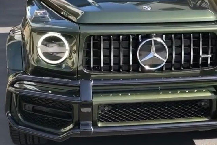 Ngoài ra, ngoại thất chiếc xe Mercedes-AMG G63 màu Deep Green này còn có nhiều chi tiết được sơn đen và có cả việc trang bị la-zăng 7 chấu kép, 22 inch AMG được sơn đen mờ cùng kẹp phanh màu đỏ, chi tiết này tốn hơn 100 triệu đồng.