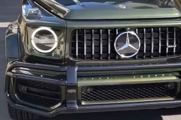 Ngoài ra, ngoại thất chiếc xe Mercedes-AMG G63 màu Deep Green này còn có nhiều chi tiết được sơn đen và có cả việc trang bị la-zăng 7 chấu kép, 22 inch AMG được sơn đen mờ cùng kẹp phanh màu đỏ, chi tiết này tốn hơn 100 triệu đồng.