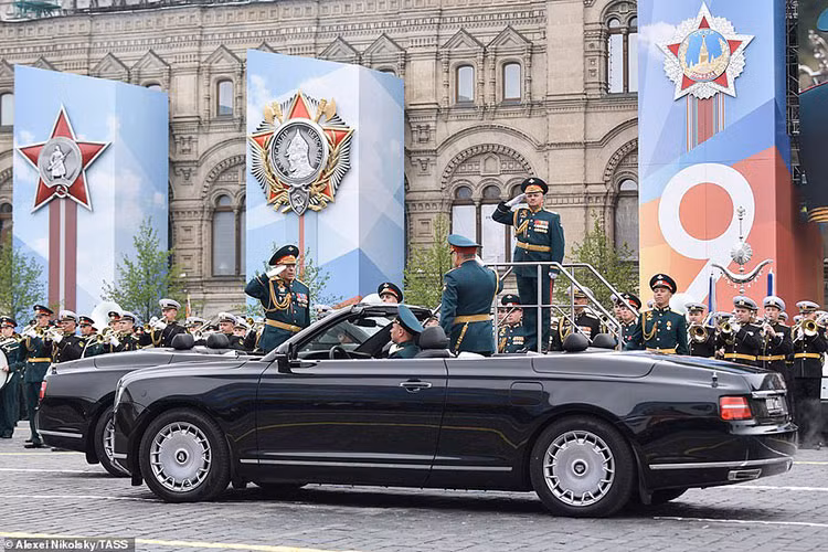 Aurus Senat Convertible về cơ bản có kiểu dáng thiết kế khá giống chiếc Aurus Senat Sedan. Tuy nhiên, mẫu xe này vẫn có một số sự khác biệt như 2 cửa bên sườn dài hơn, đường dập gân kém nổi bật hơn Senat Sedan.