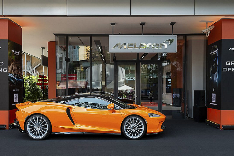 McLaren GT thừa hưởng hệ thống treo Optimal Control Theory từ 720S cho khả năng cách âm và vận hành cực kỳ ổn định, êm ái. Một số trang bị tiện ích nổi bật có thể kể đến trên McLaren GT gồm: màn hình giải trí 12,3 inch, cửa sổ trời chỉnh điện, bảng điều khiển bằng sợi carbon, hệ thống âm thanh cao cấp Bowers &amp; Wilkins 12 loa với loa siêu trầm, hệ thống điều hoà 2 vùng, vô-lăng bọc da và thép có lẫy chuyển số... 