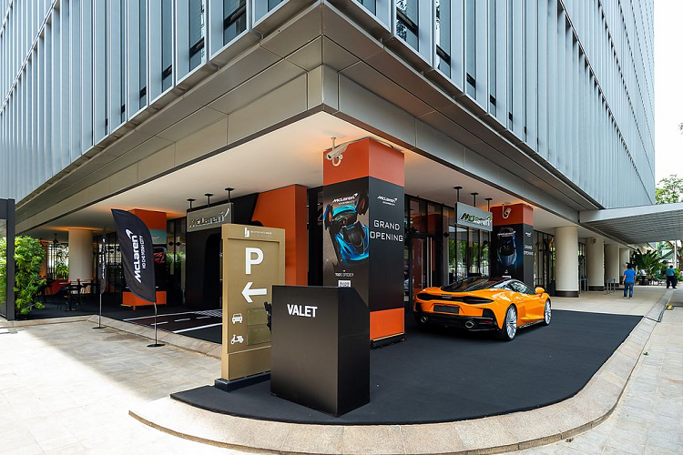 Không chỉ là chiếc McLaren có thể tích chứa đồ lớn nhất từ trước đến nay, GT cũng được đánh giá là chiếc McLaren sang trọng nhất mà hãng từng sản xuất. GT sở hữu một không gian nội thất "trọn vẹn", với thiết kế các ghế ngồi độc đáo cùng đầy đủ các tiện nghi cao cấp để phục vụ những hành trình dài, tập trung vào lái xe và khả năng cách âm tuyệt vời.