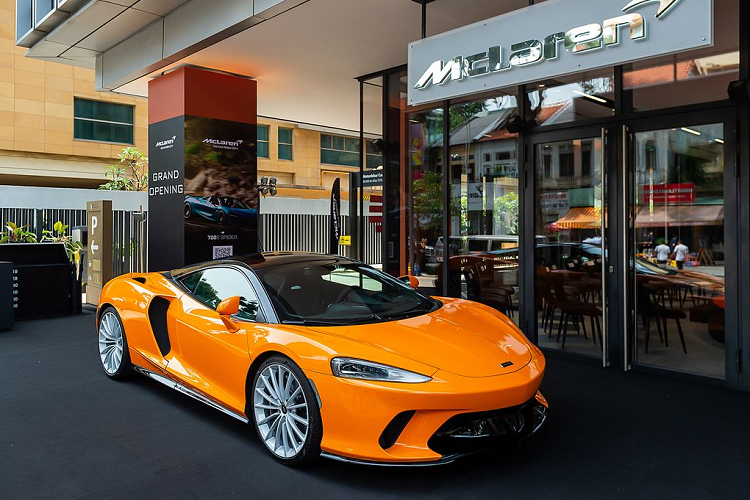 Tính đến thời điểm hiện tại, chỉ có duy nhất 1 chiếc McLaren GT tại Việt Nam đang “lăn bánh”. Xe được đưa về nước cách đây 1 năm bởi một doanh nghiệp nhập khẩu xe tư nhân ở TP. HCM và chủ nhân của chiếc McLaren GT đầu tiên tại Việt Nam này là một hot girl 9x ở Cần Thơ.