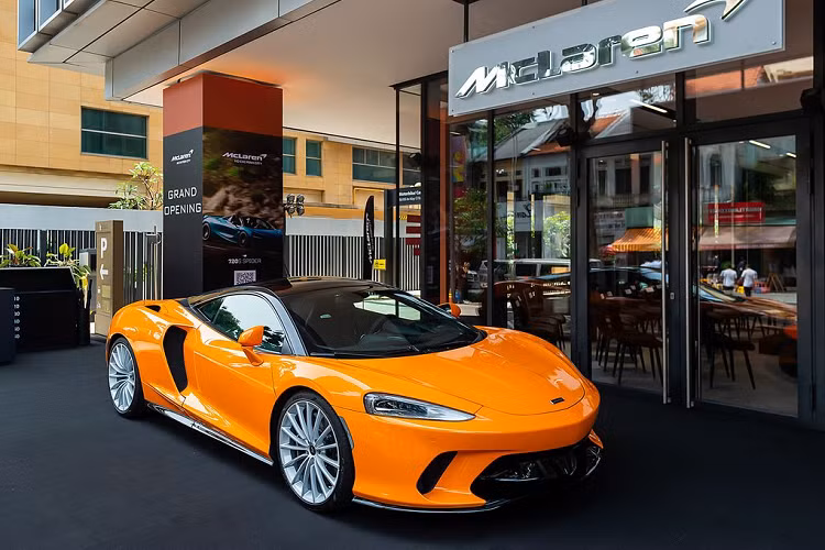 Tính đến thời điểm hiện tại, chỉ có duy nhất 1 chiếc McLaren GT tại Việt Nam đang “lăn bánh”. Xe được đưa về nước cách đây 1 năm bởi một doanh nghiệp nhập khẩu xe tư nhân ở TP. HCM và chủ nhân của chiếc McLaren GT đầu tiên tại Việt Nam này là một hot girl 9x ở Cần Thơ.